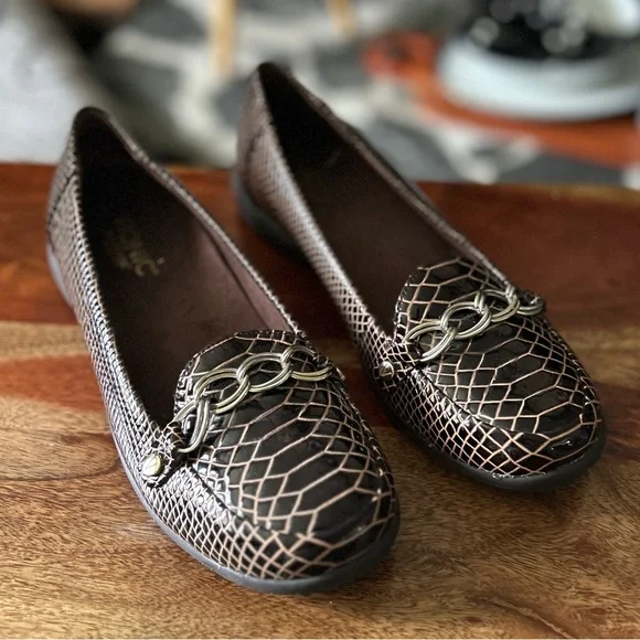 Vionic Alda Croc Embossed Black and Brown Chain Loafers - Picture 2 of 8